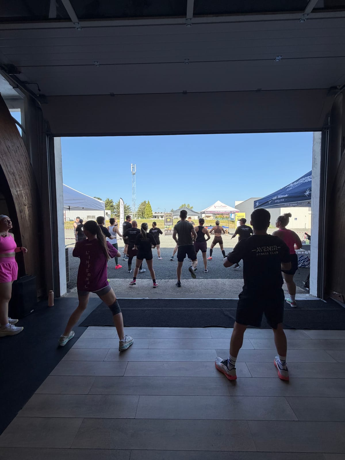 Les athlètes s'échauffent avant la compétition E7MOM à Avenir Fitness Langon