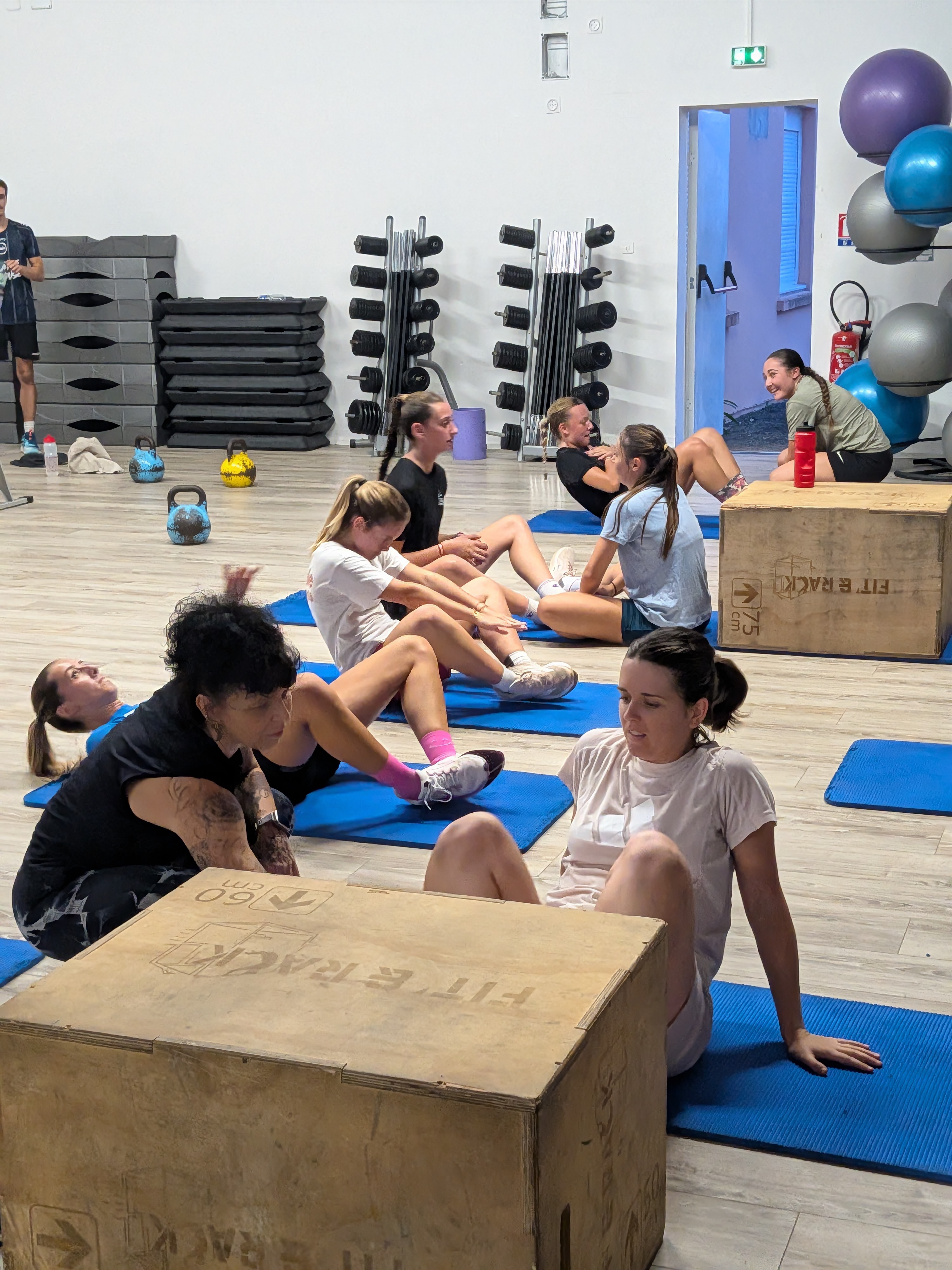 Encadrement d'un exercice de renforcement pendant la soirée handball à Avenir Fitness Langon