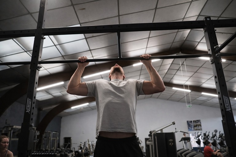 Julian, adhérent Avenir Fitness, à l'entraînement tractions et muscle-up