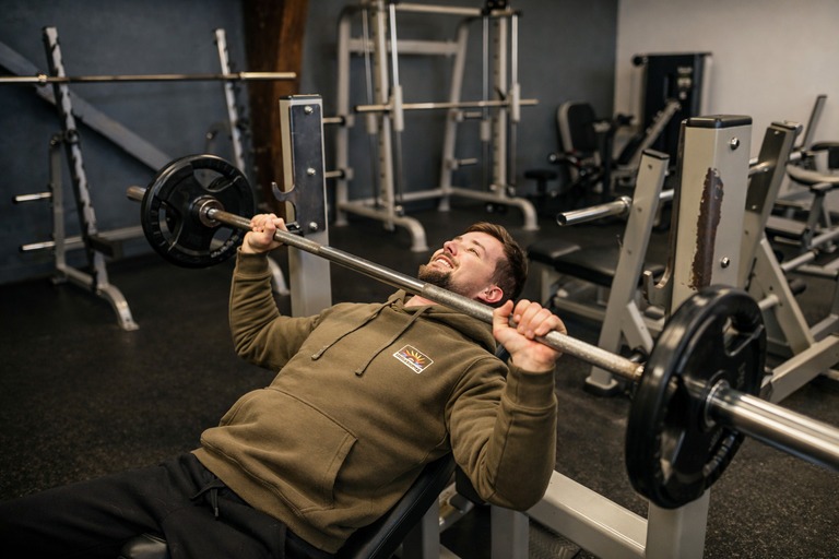 Julian à l'entraînement de musculation à Avenir Fitness Langon — prise de masse propre
