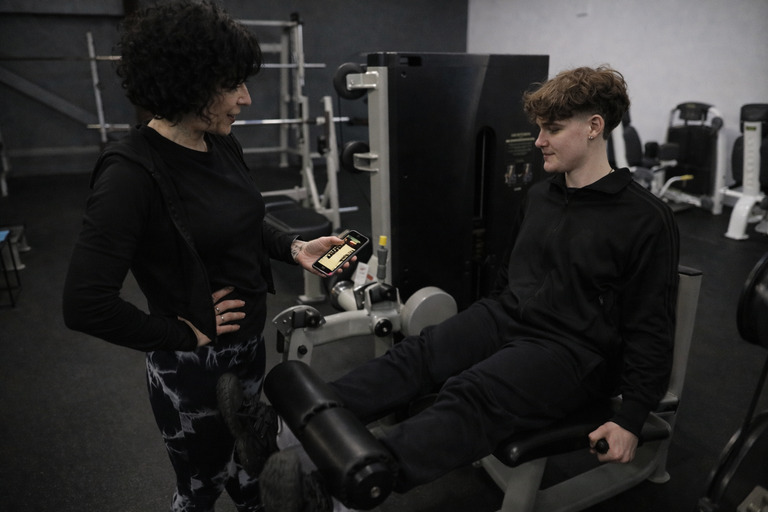 Coach sportif accompagnant un adhérent